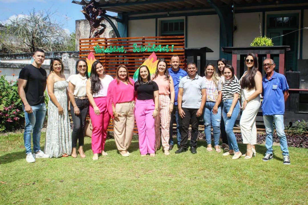 Prefeita Gilene e vice-prefeito Amancinho comemoram "Dia do Servidor" com servidores de Borborema